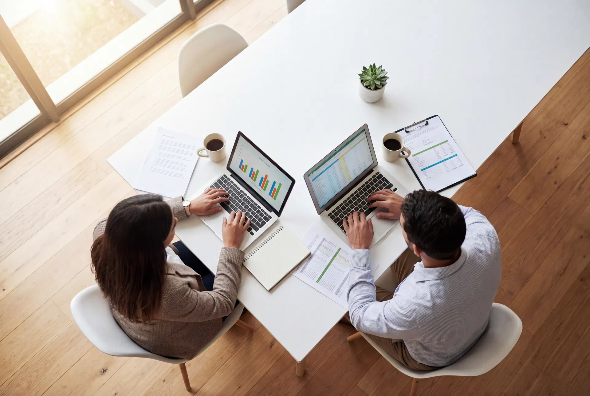 Reunião de consultoria financeira na Conextfy