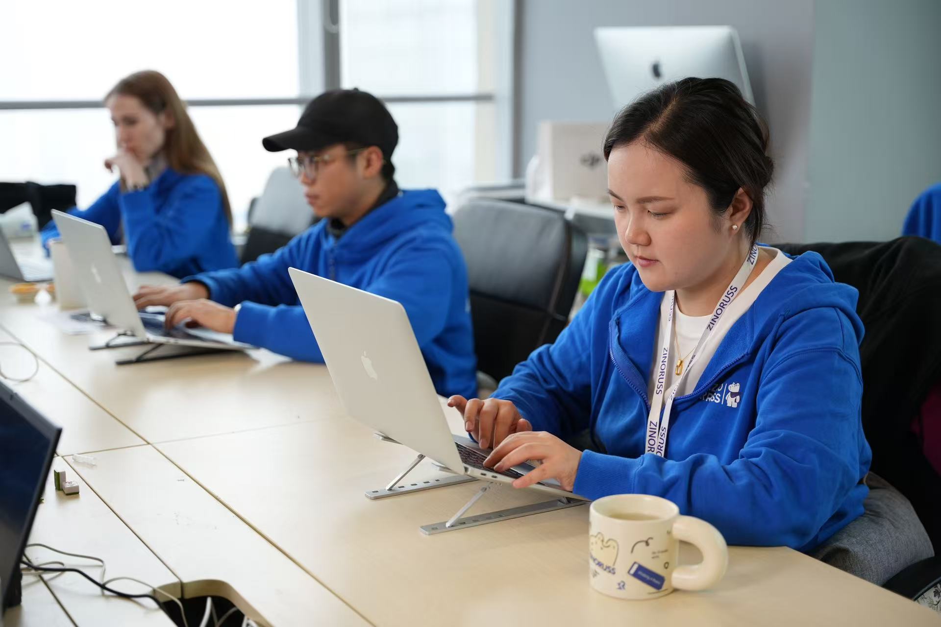 成都办公室-工作人员专注办公