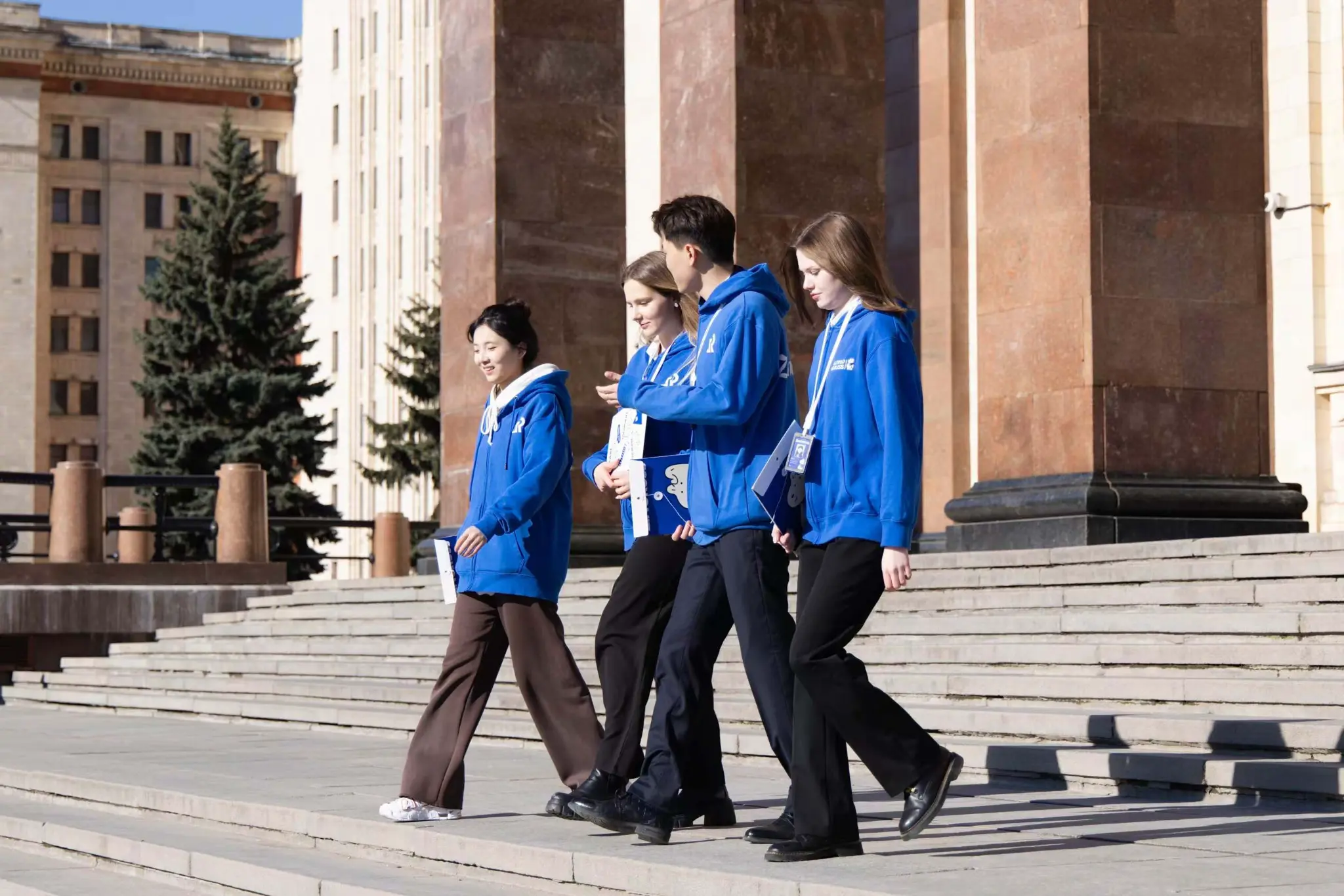 莫斯科-工作人员在大学台阶前行走