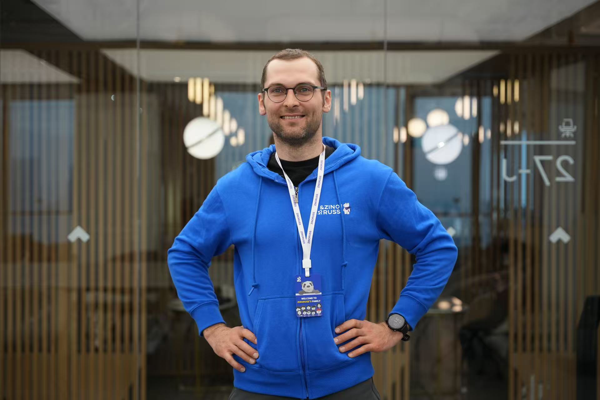 成都办公室-俄籍男性工作人员形象照-微笑