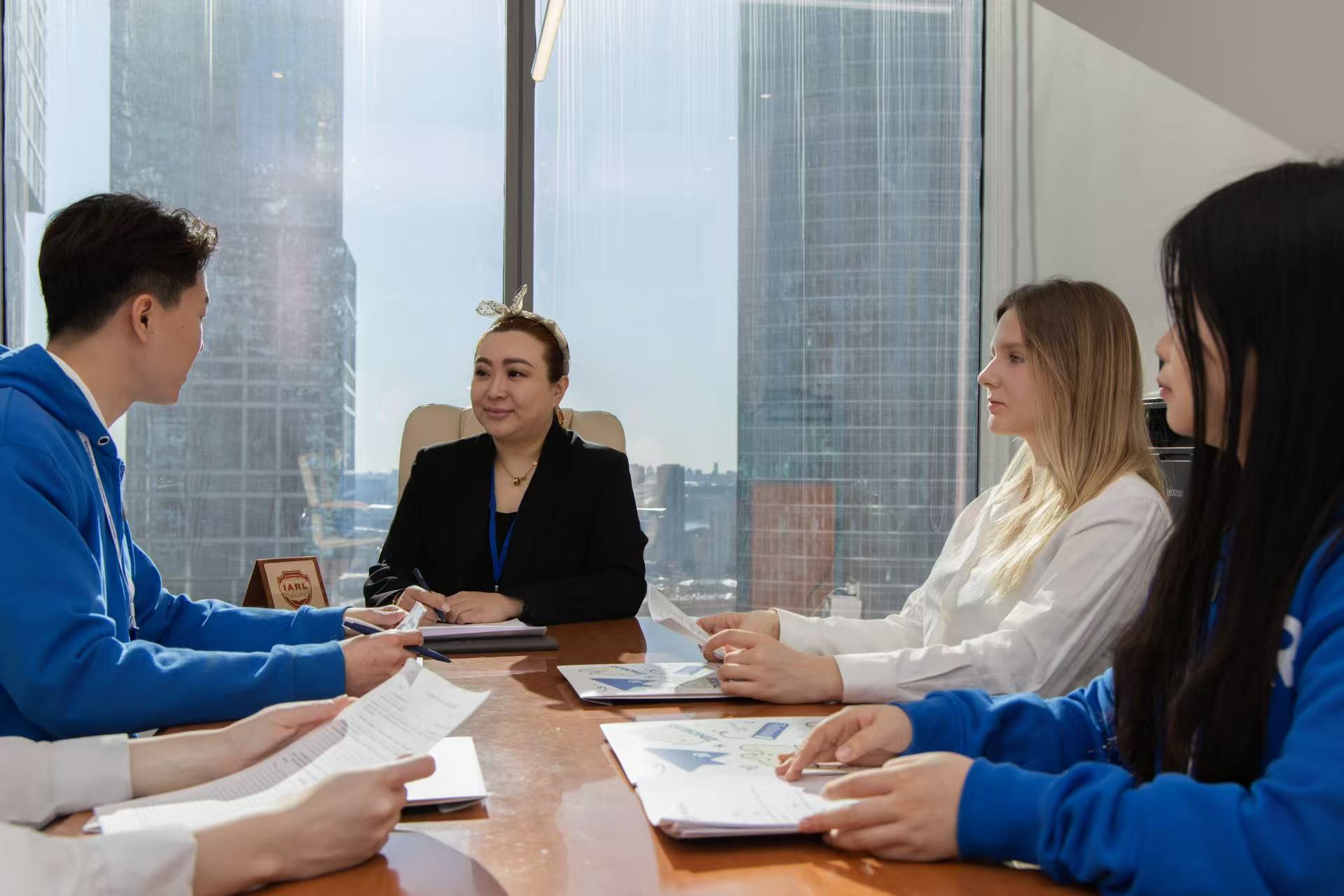 莫斯科办公室-高层会议室讨论