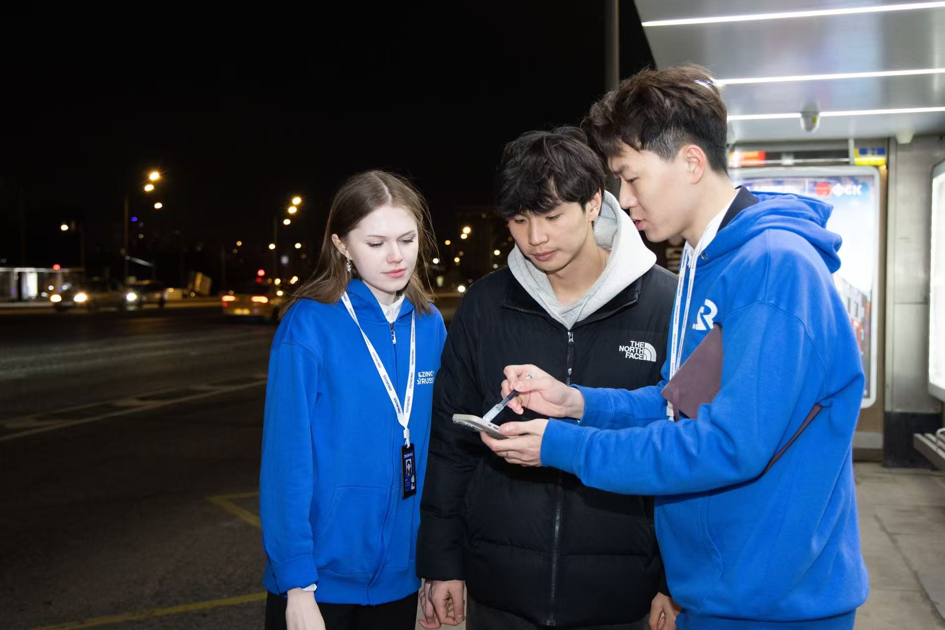 境外服务-夜间街头协助学生-01