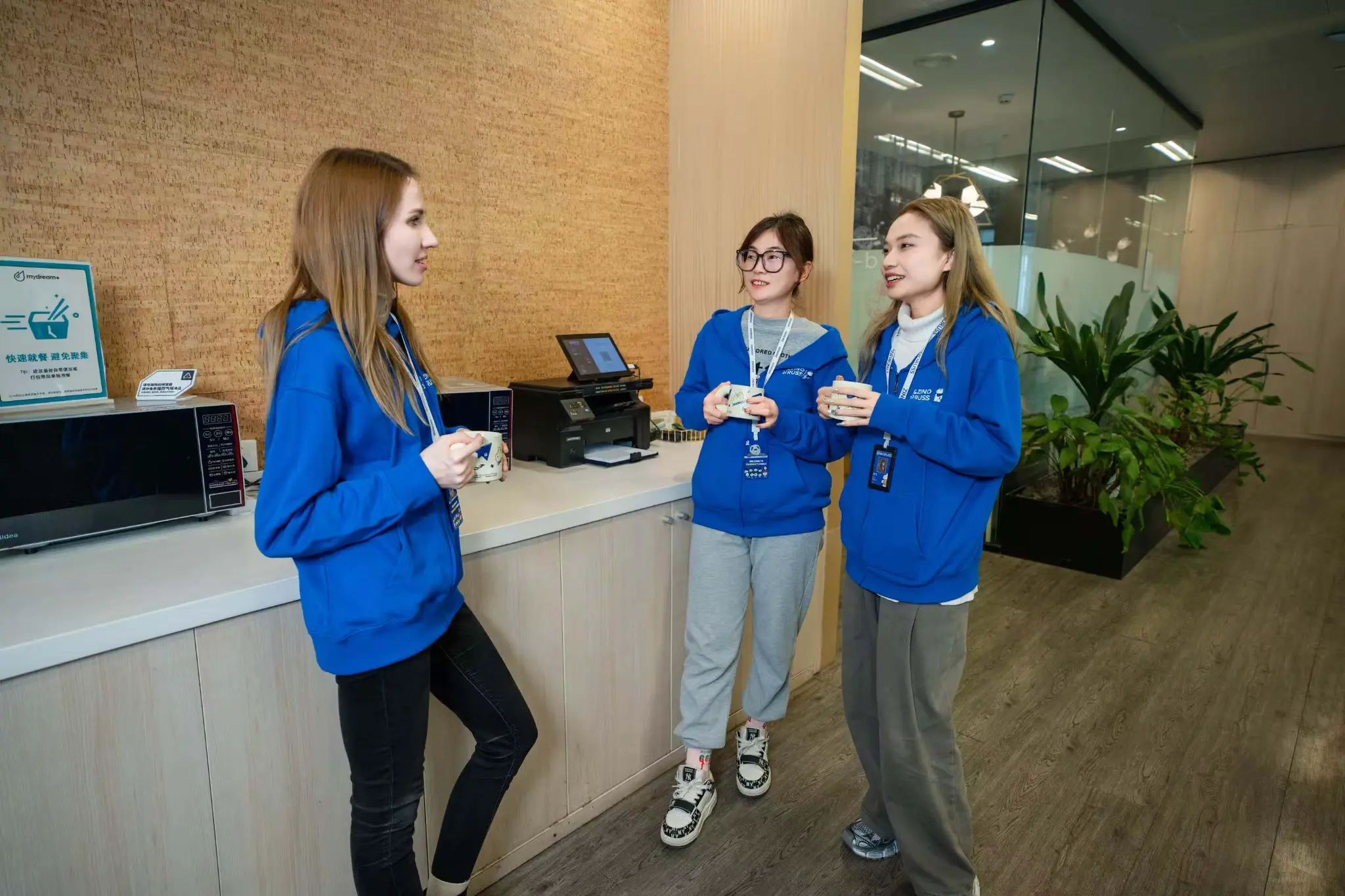 成都办公室-三人茶歇交流