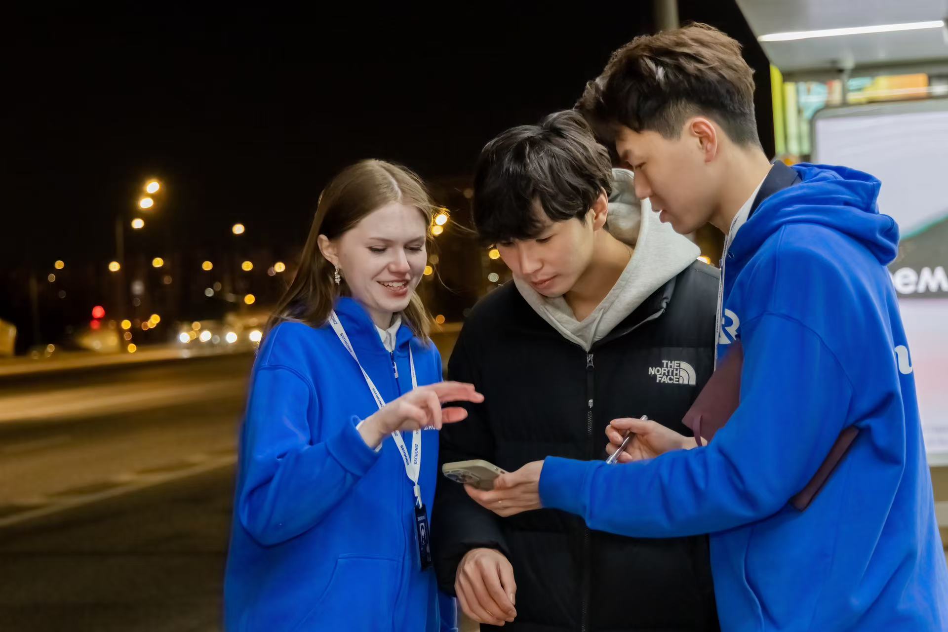 境外服务-夜间街头协助学生-02