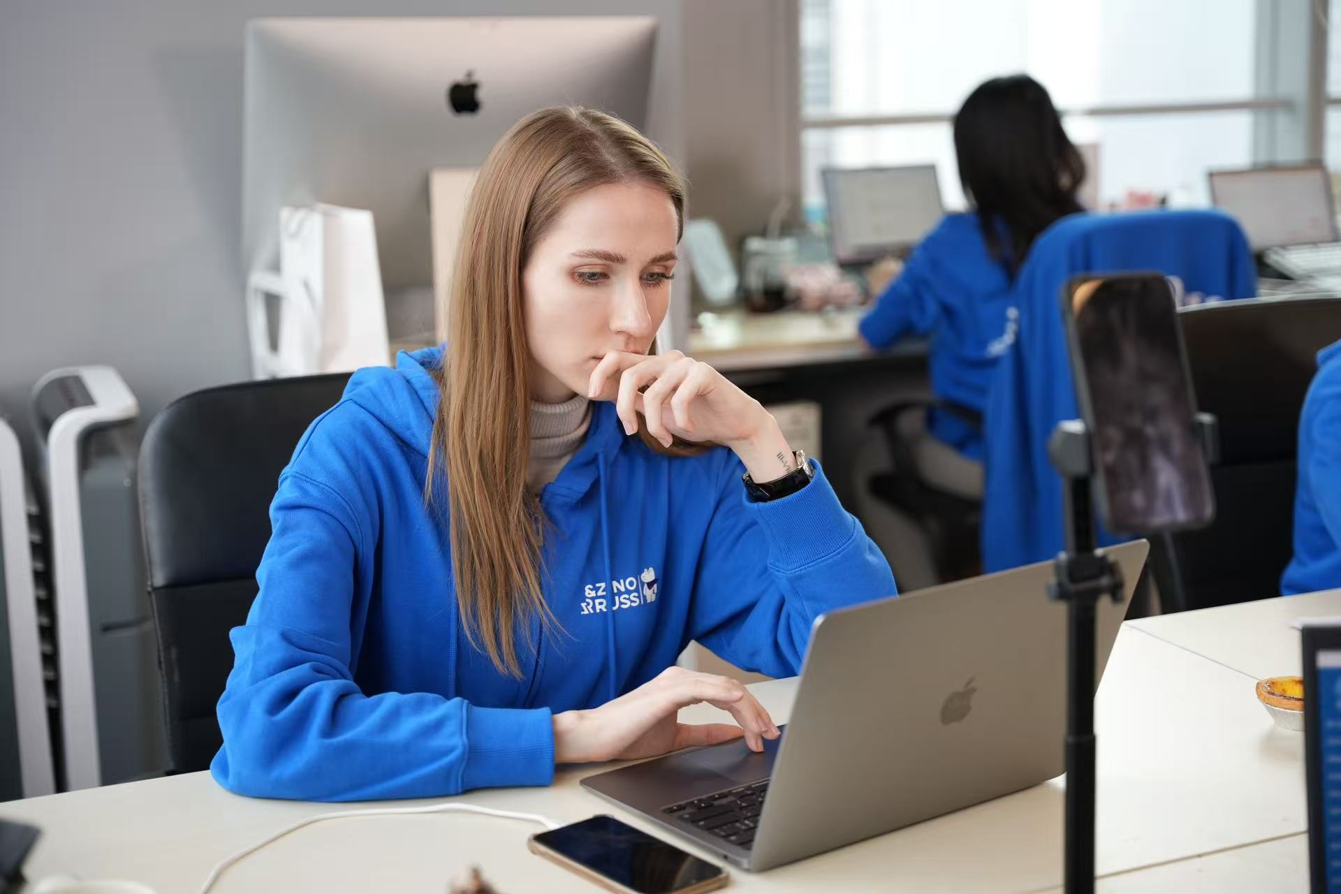 成都办公室-俄籍员工专注工作