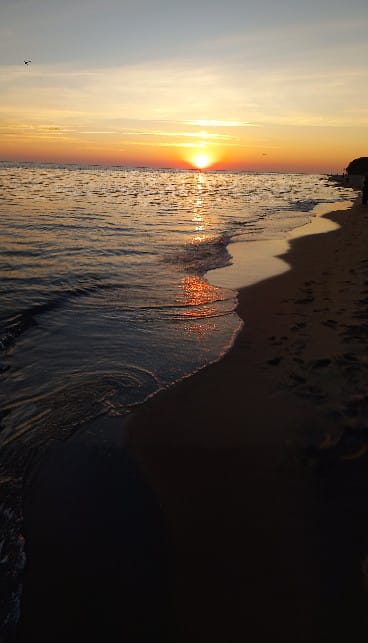 Wschód słońca nad morzem