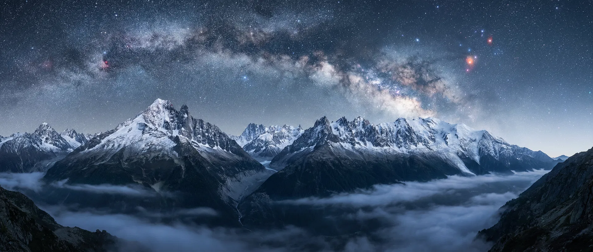 Montanhas sob céu estrelado