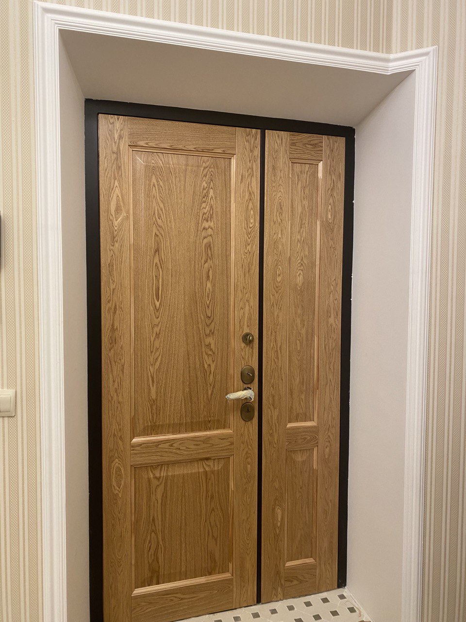 Дубовые Двери с Контрастной Рамой