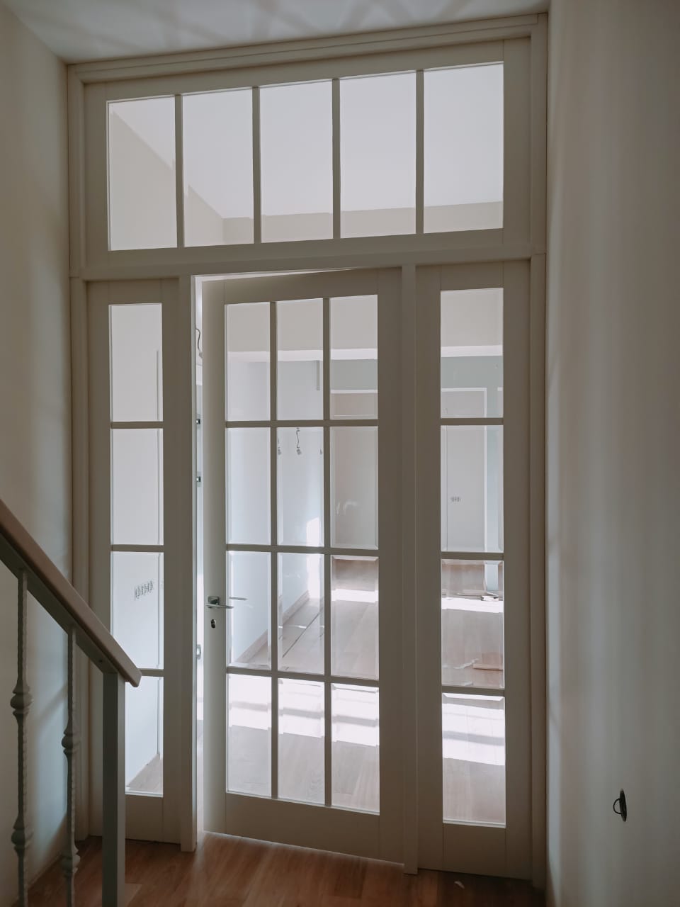 Светлая деревянная входная группа