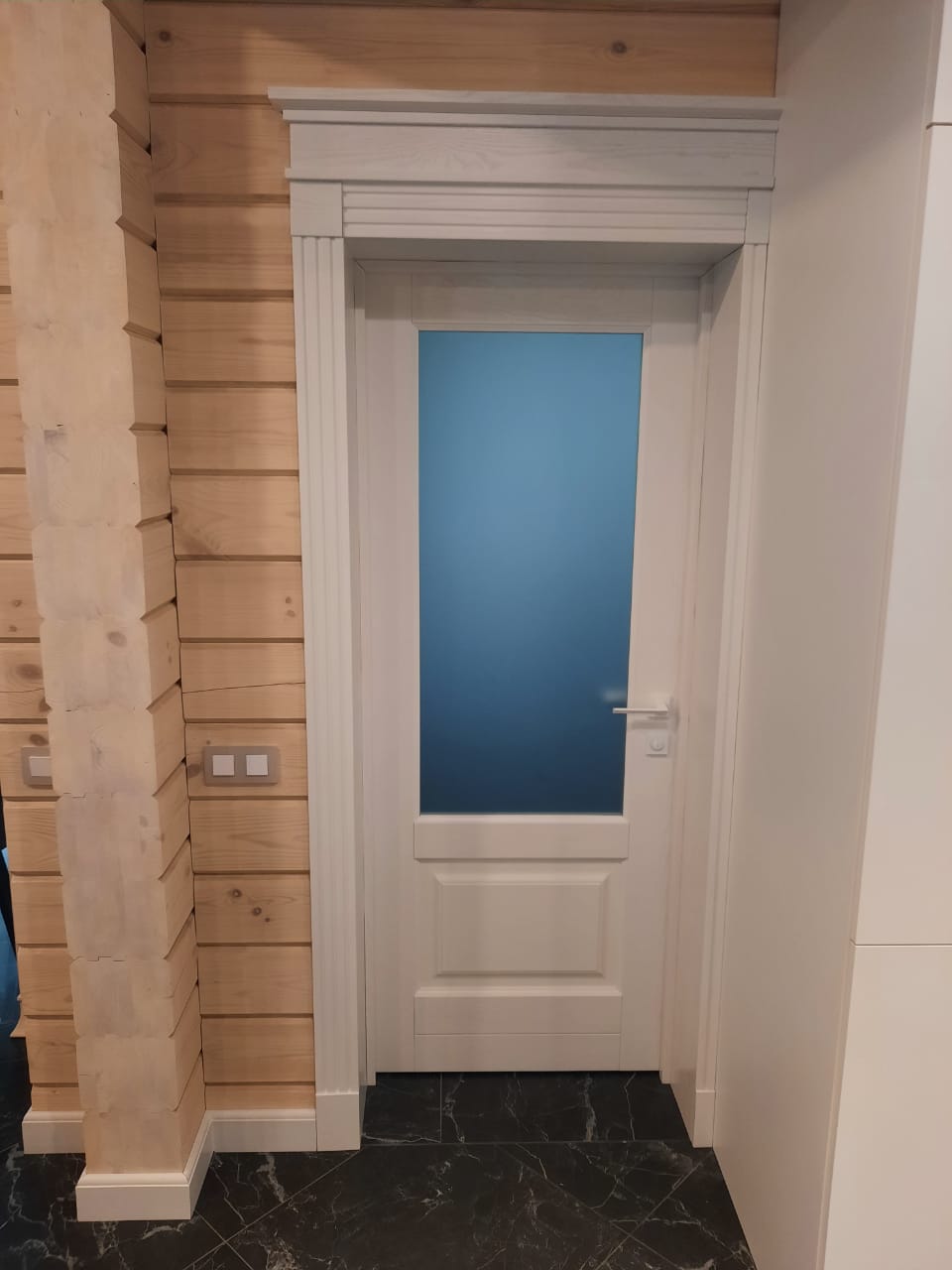 Белая дверь с капителью