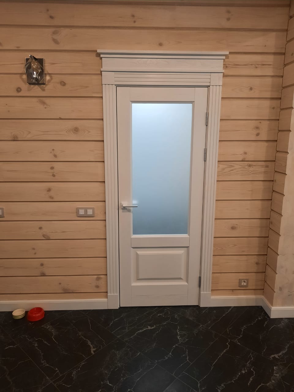 Белая дверь в деревянном интерьере