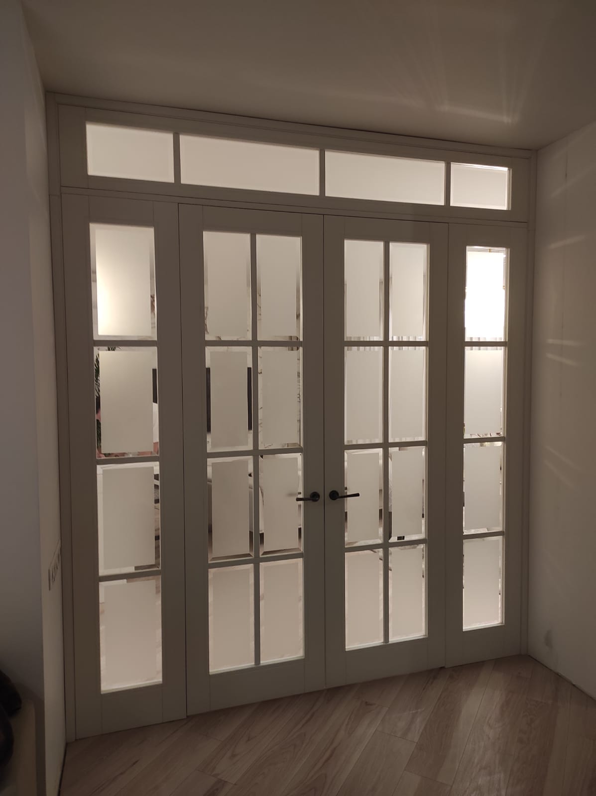 Светлые Французские Двери с Фрамугой