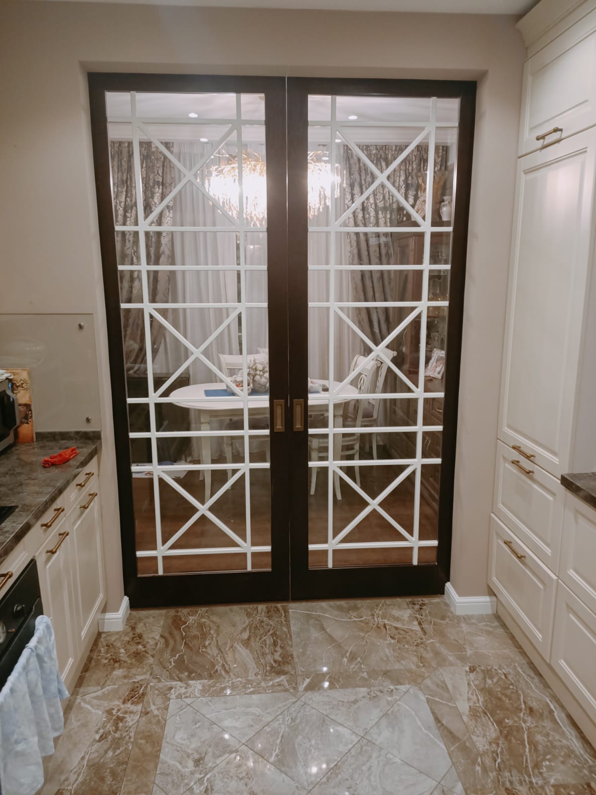 Раздвижные двери с решеткой