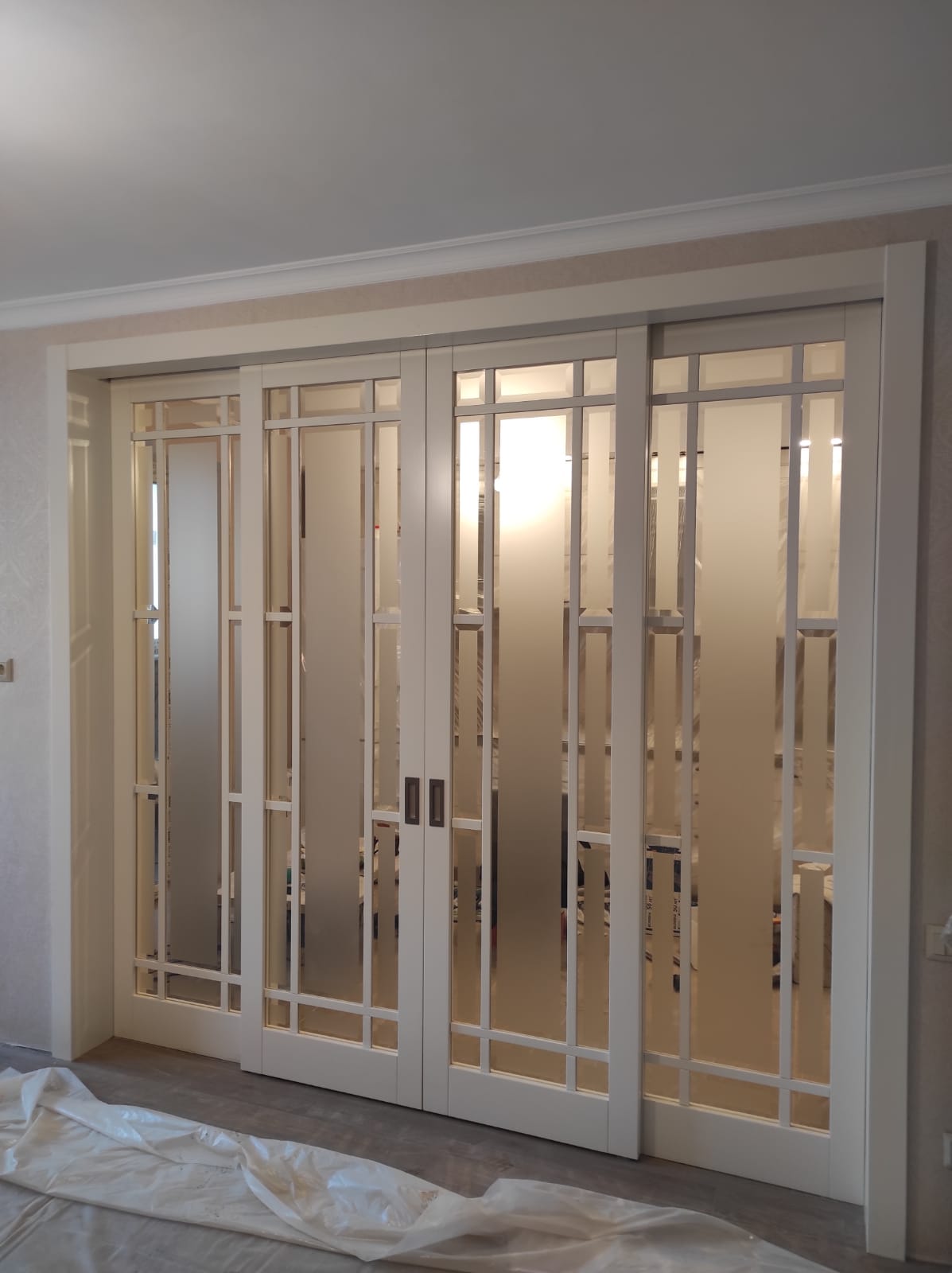 Раздвижные двери с матированным стеклом