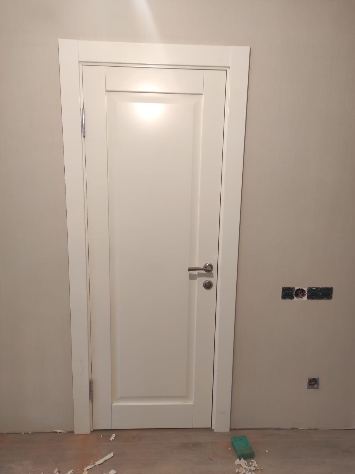 Белая межкомнатная дверь классика