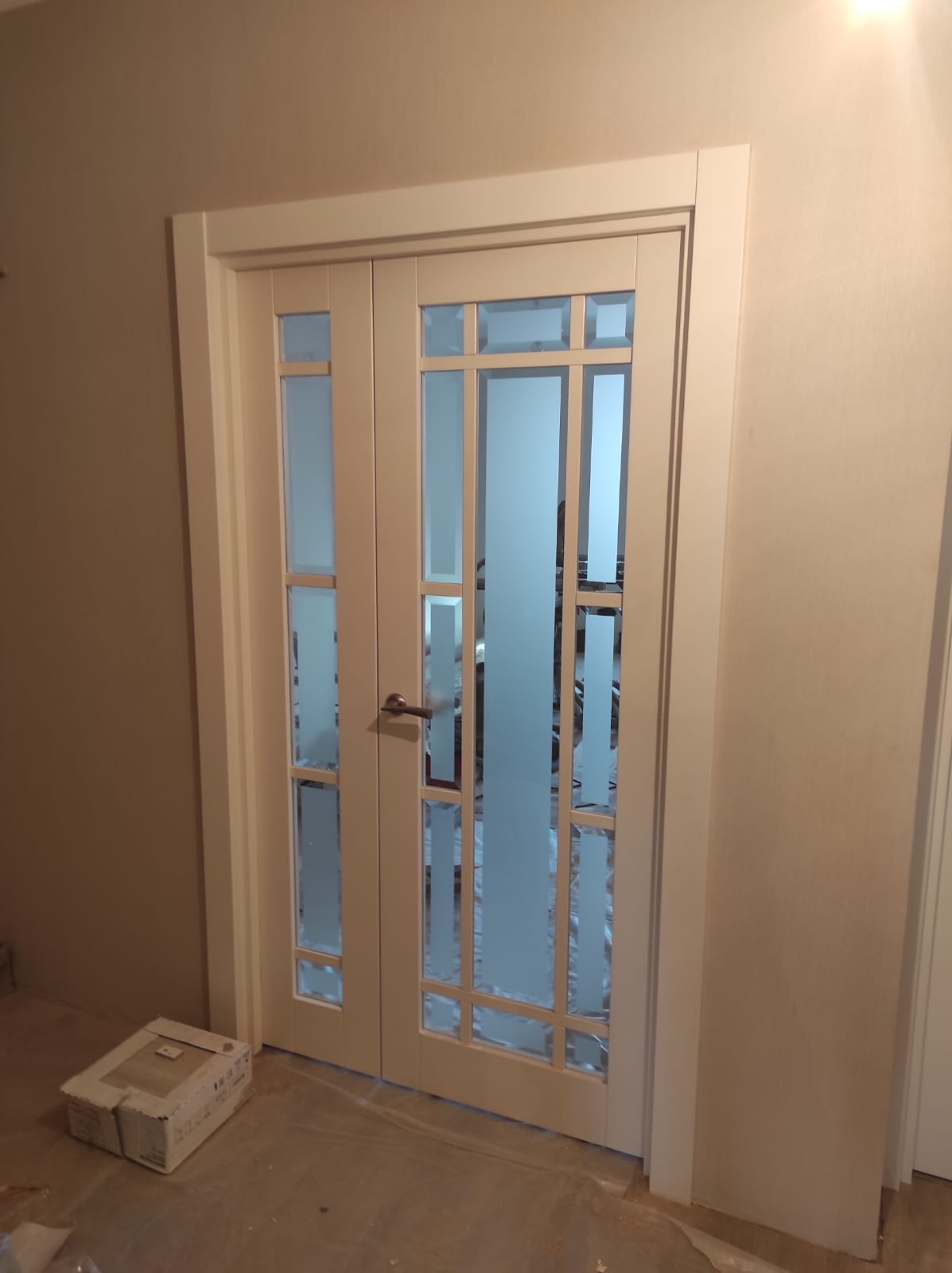 Двойные межкомнатные двери со стеклом