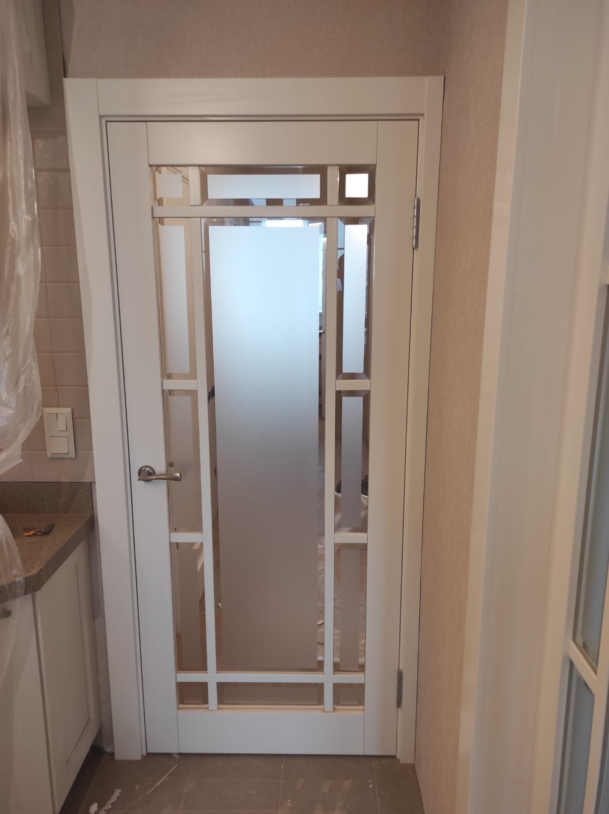 Белая межкомнатная дверь с остеклением