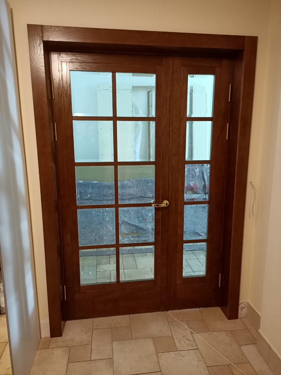 Двойные деревянные двери со стеклом