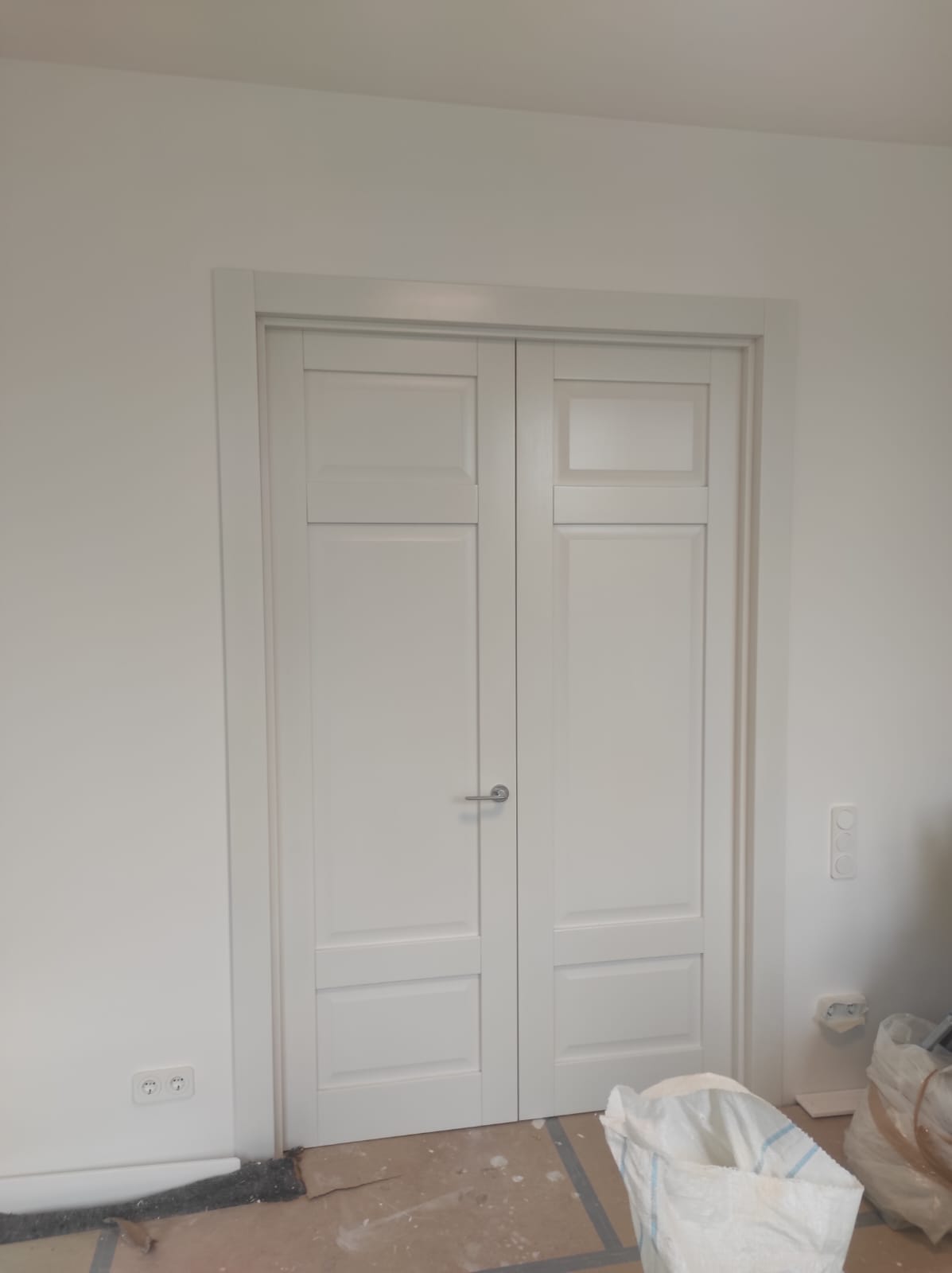 Белые распашные межкомнатные двери