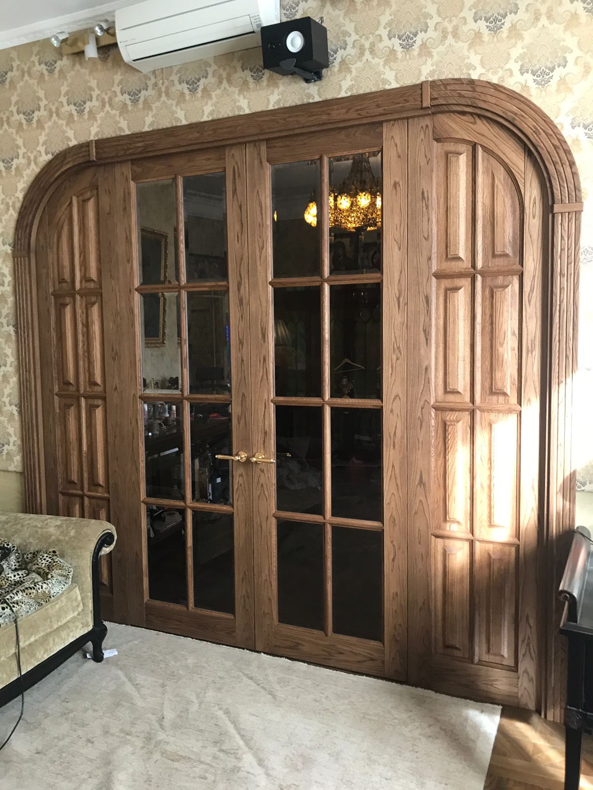 Дубовый арочный дверной портал