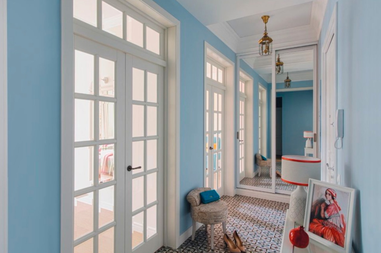 Светлые Французские Двери в Прихожей