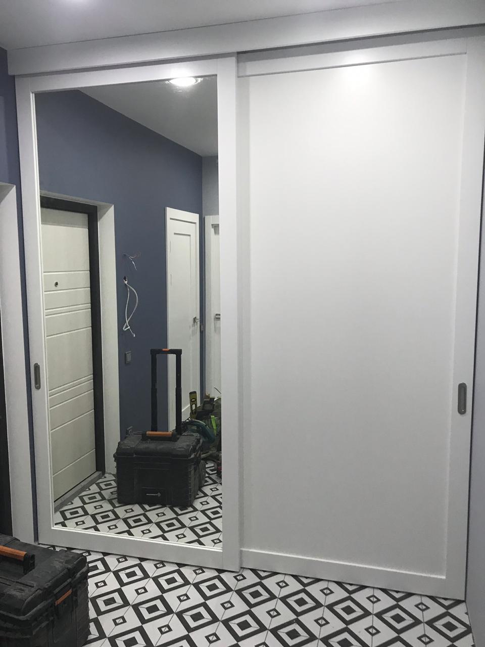 Белый раздвижной шкаф-купе