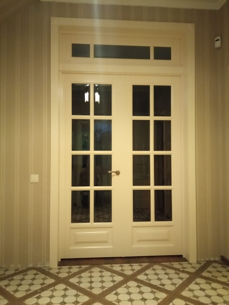 Классические белые двустворчатые двери