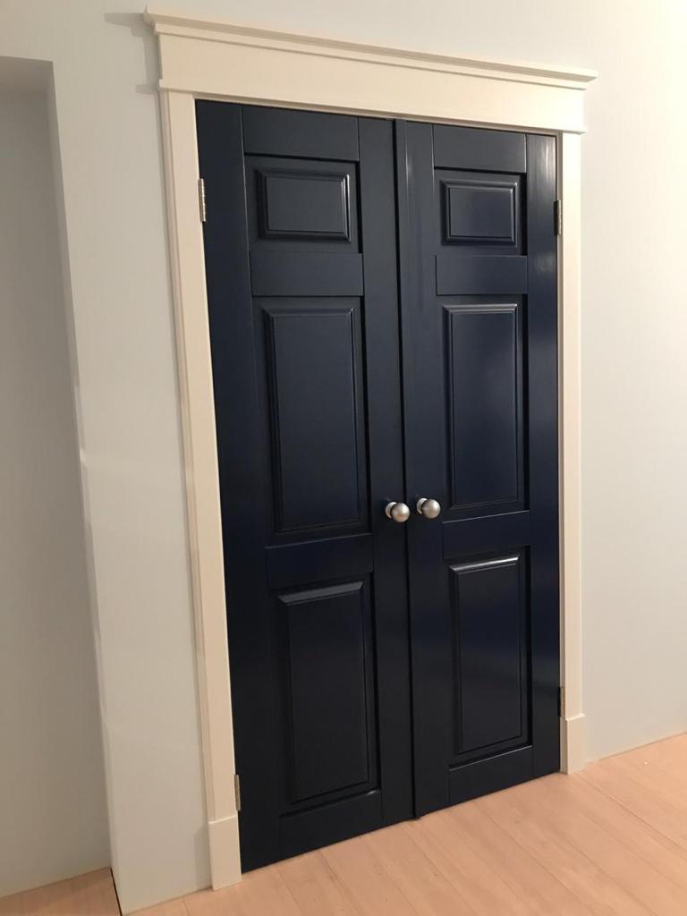 Глубокие синие панельные двери