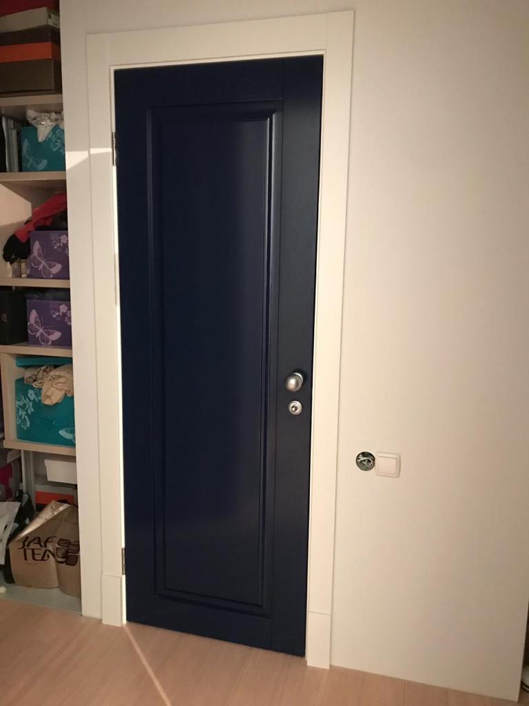 Темно-синяя межкомнатная дверь