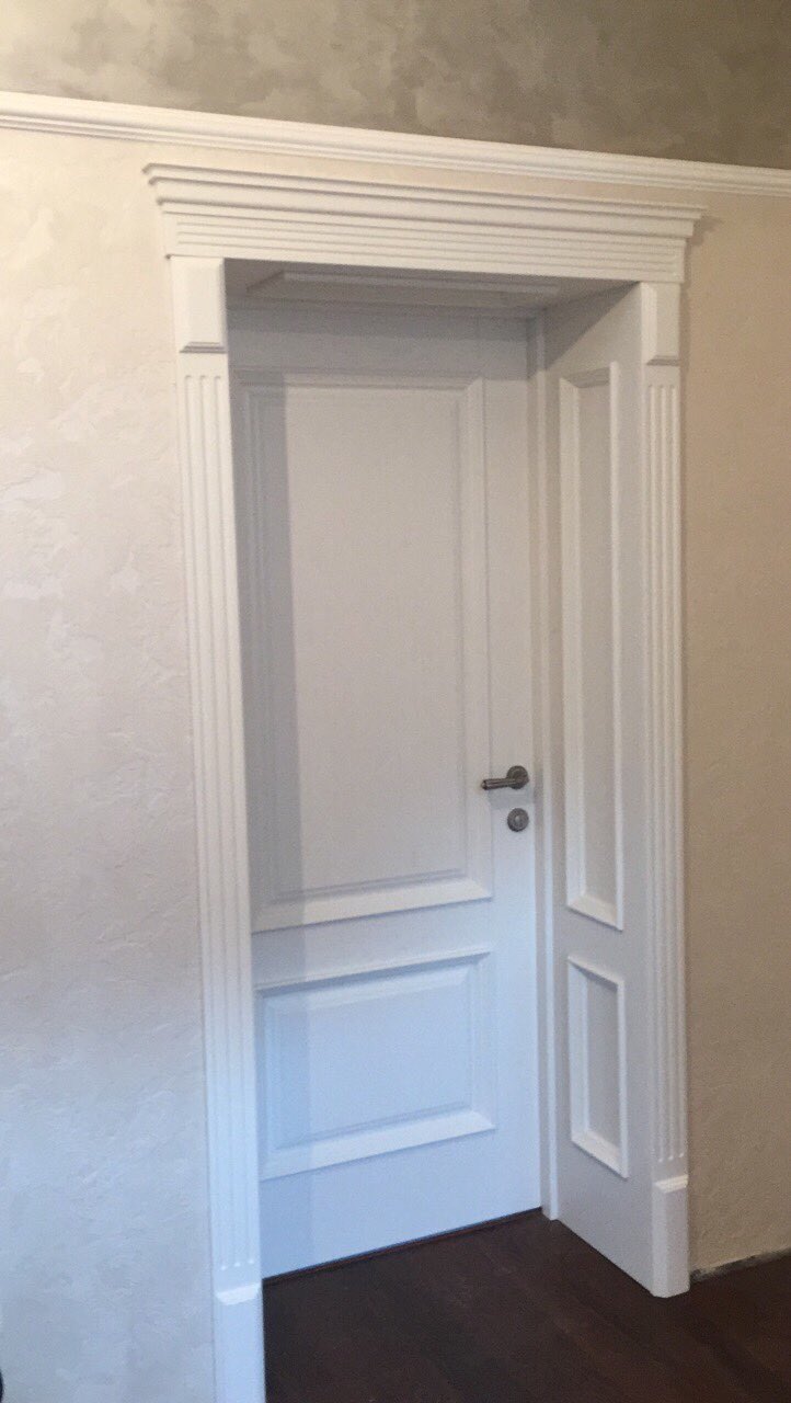 Классический дверной проем с наличниками