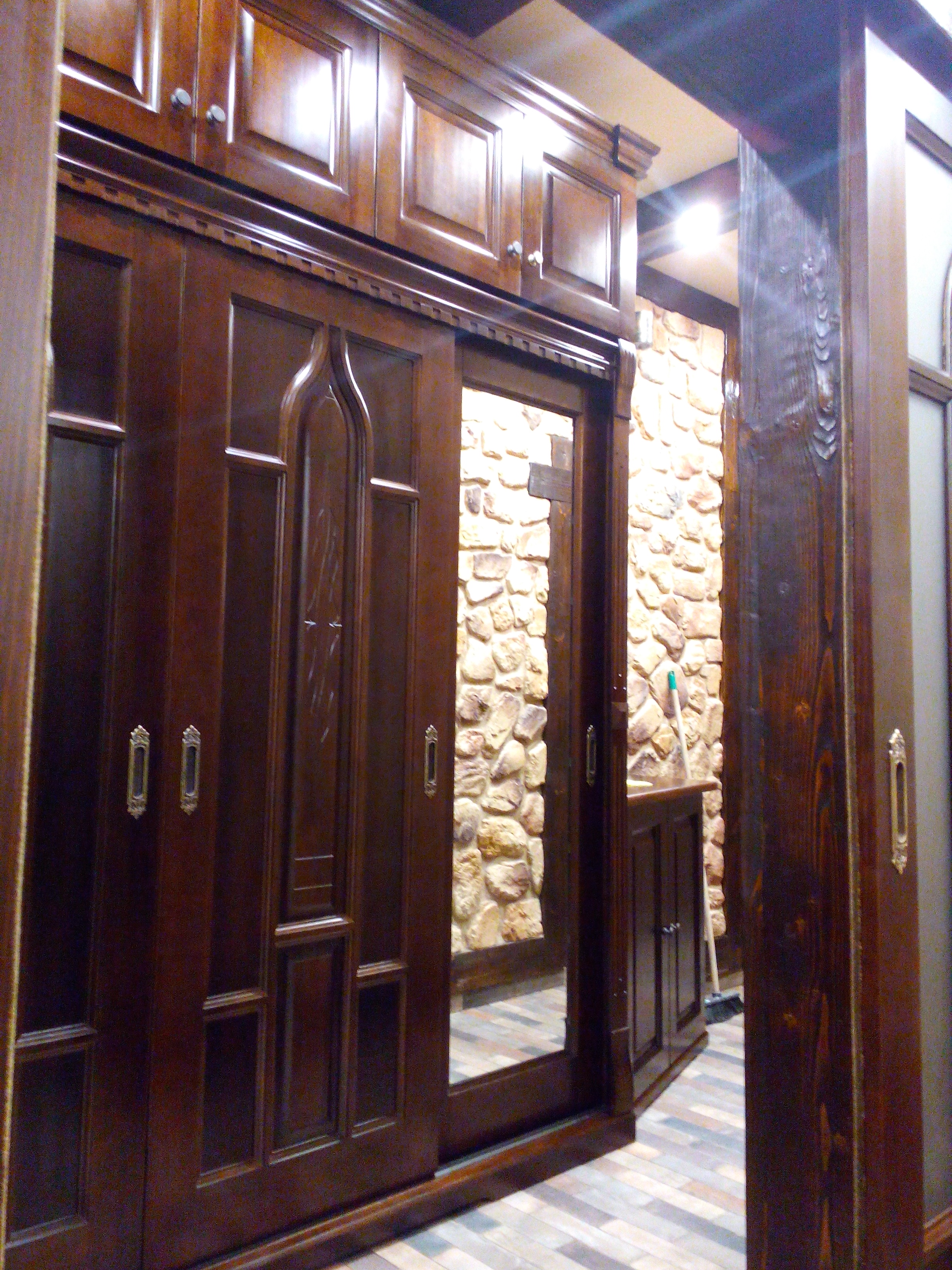 Шкаф-купе из темного дерева