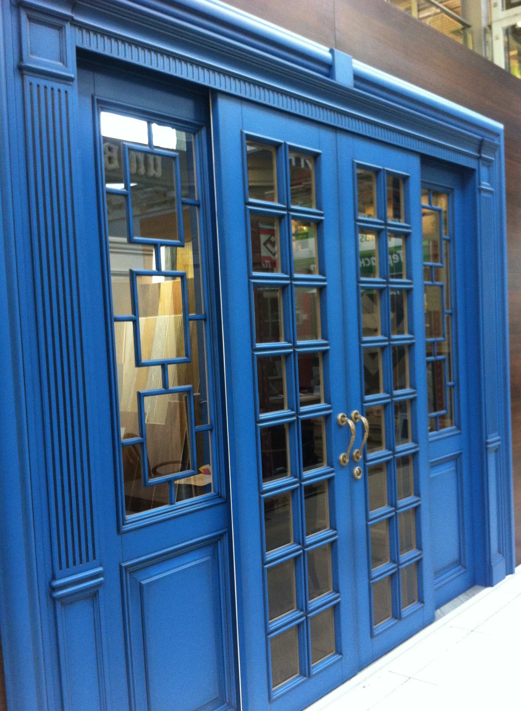 Ярко-синий классический фасад