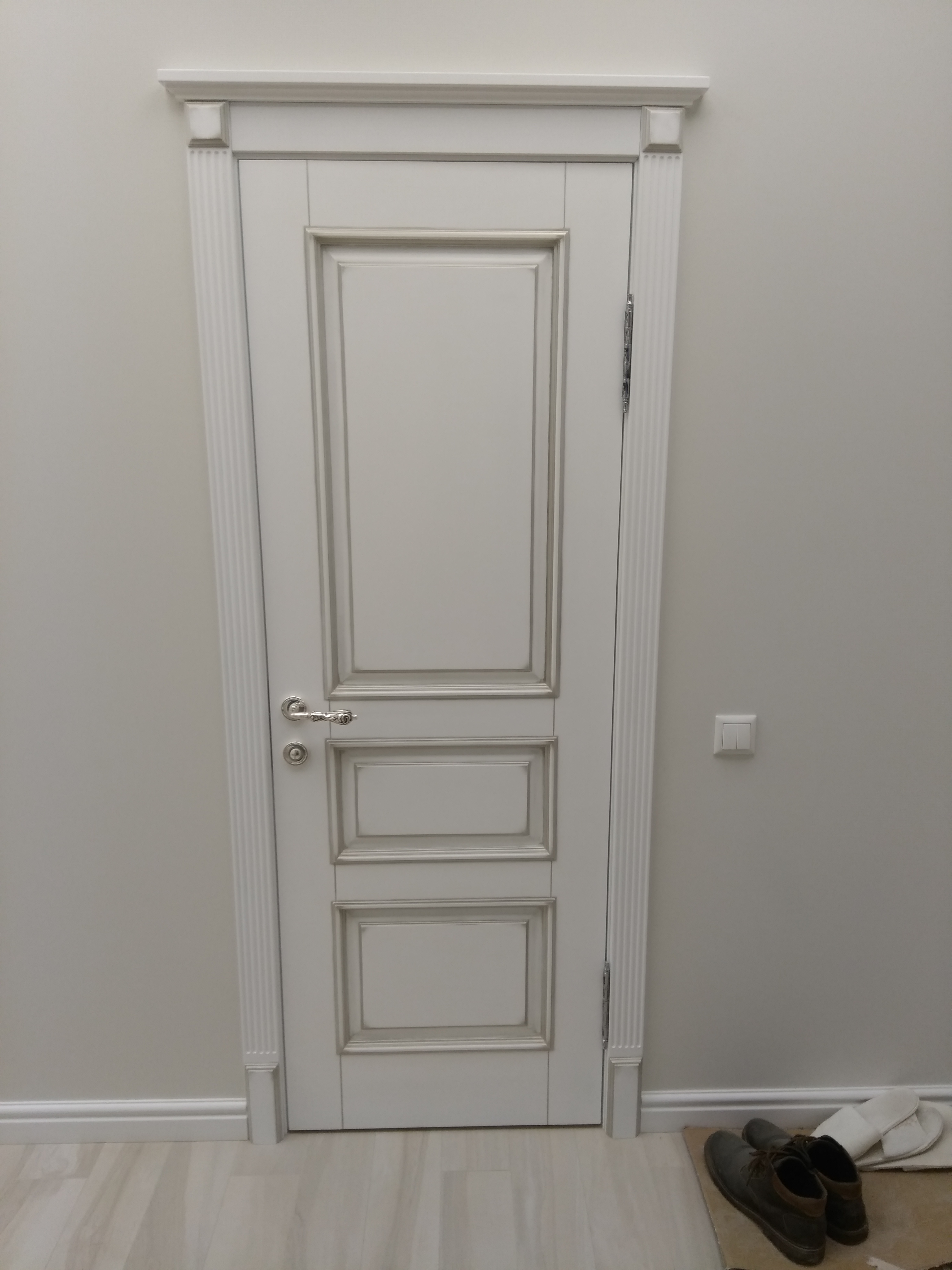 Классическая белая межкомнатная дверь с патиной