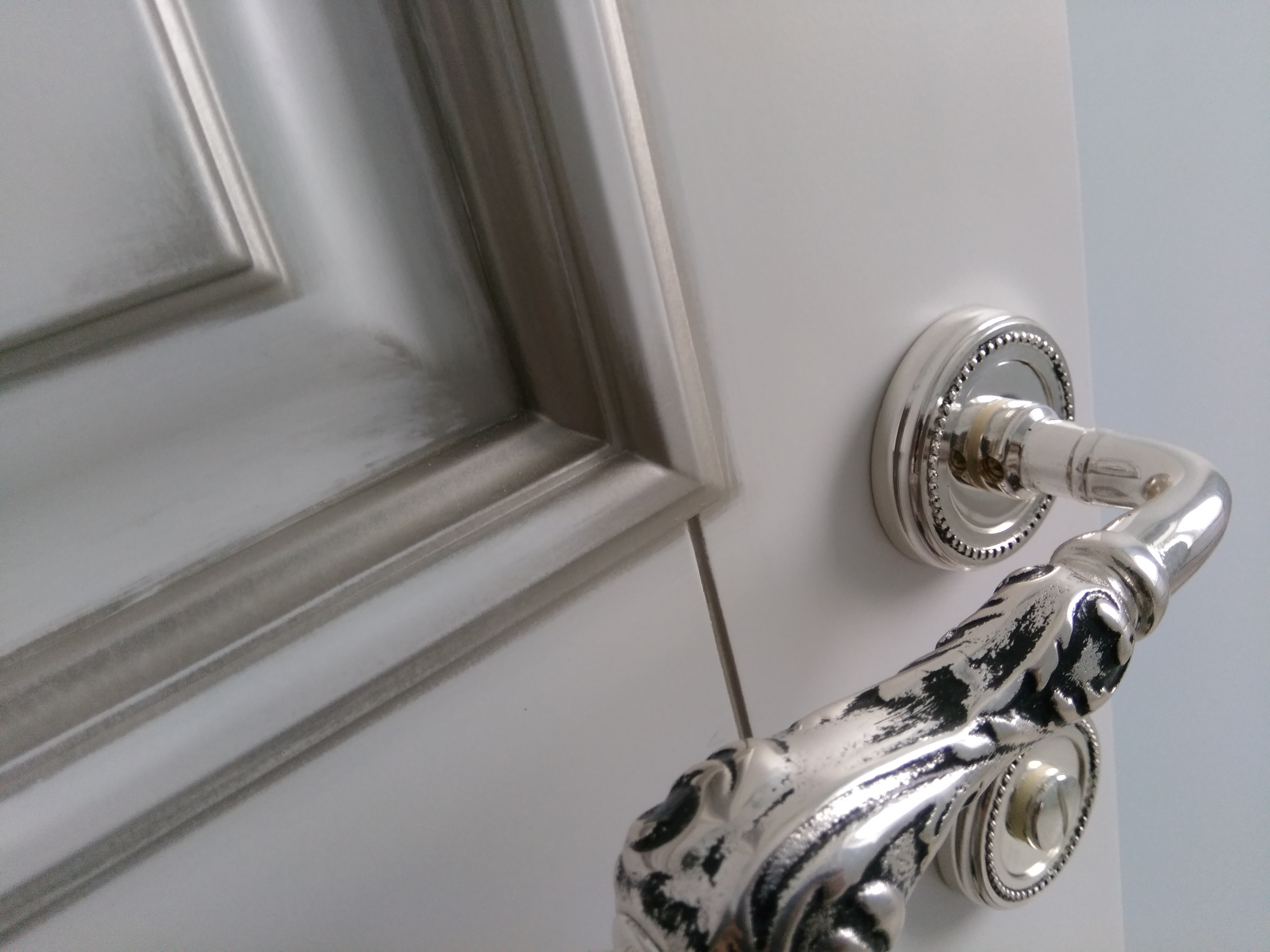 Дверь с патиной и фурнитурой