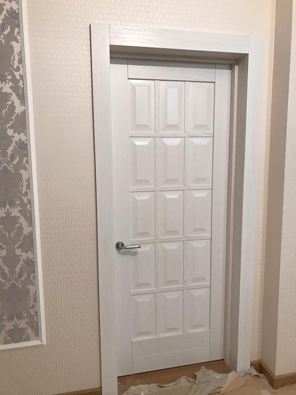 Белая межкомнатная филенчатая дверь