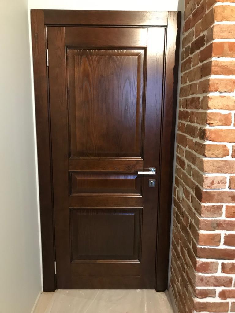 Деревянная межкомнатная дверь с филенками