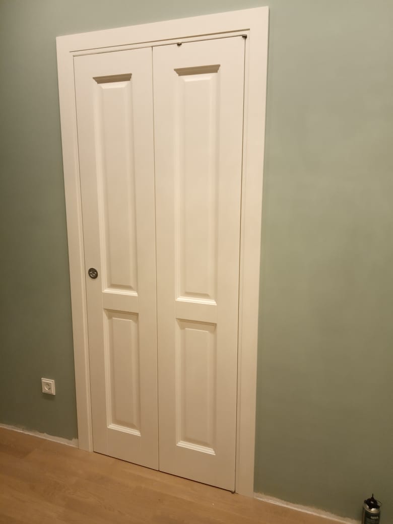 Складные межкомнатные белые двери