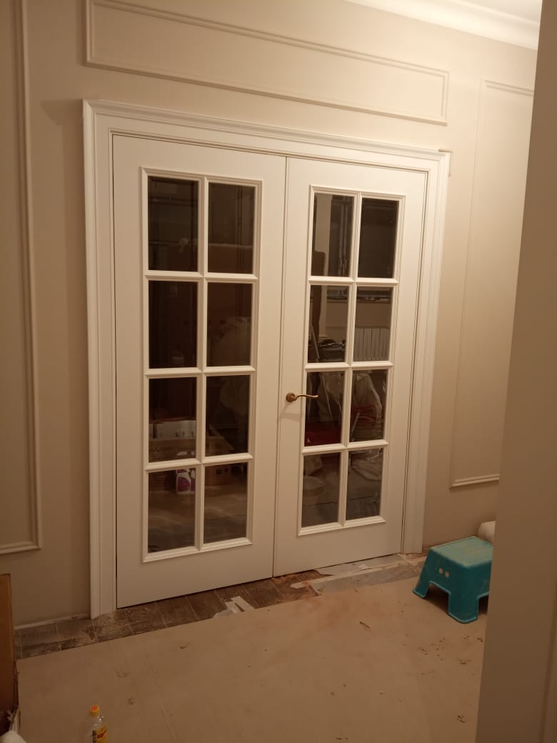 Классические белые двустворчатые двери