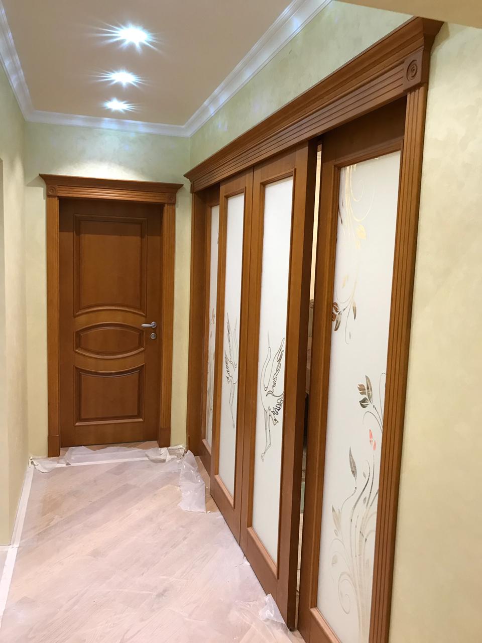 Деревянные двери и перегородка