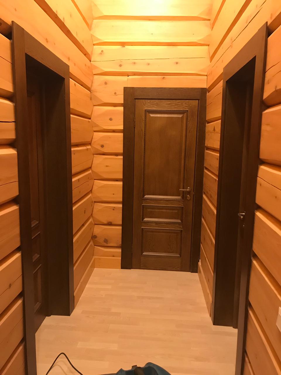 Деревянный интерьер с межкомнатными дверями