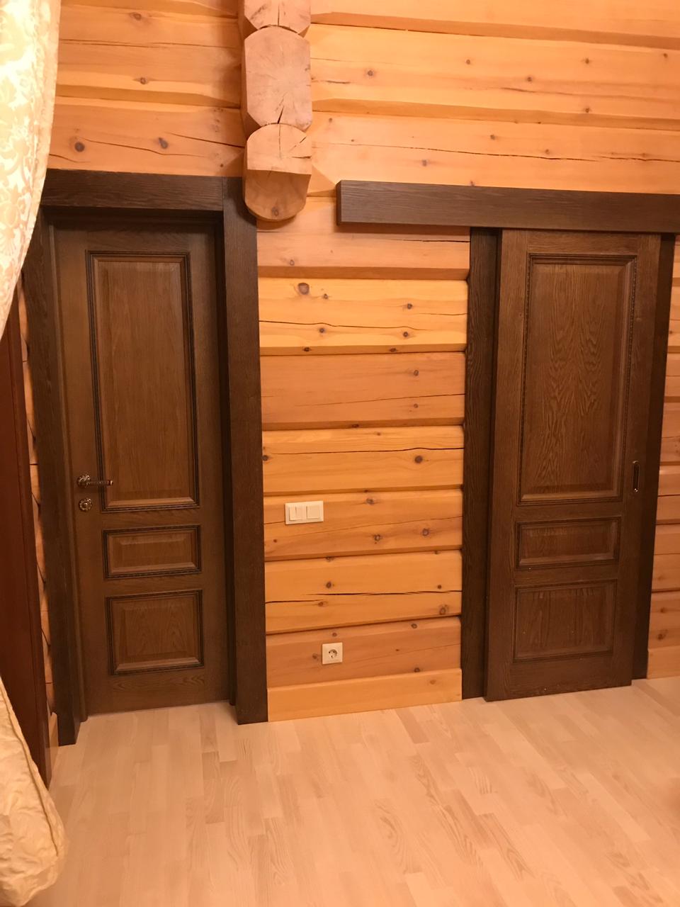 Контрастные двери в бревенчатом доме