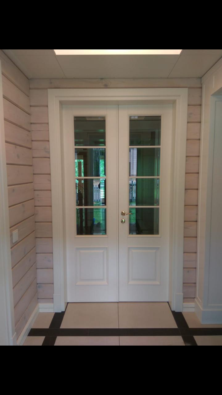 Белые двустворчатые двери со стеклом