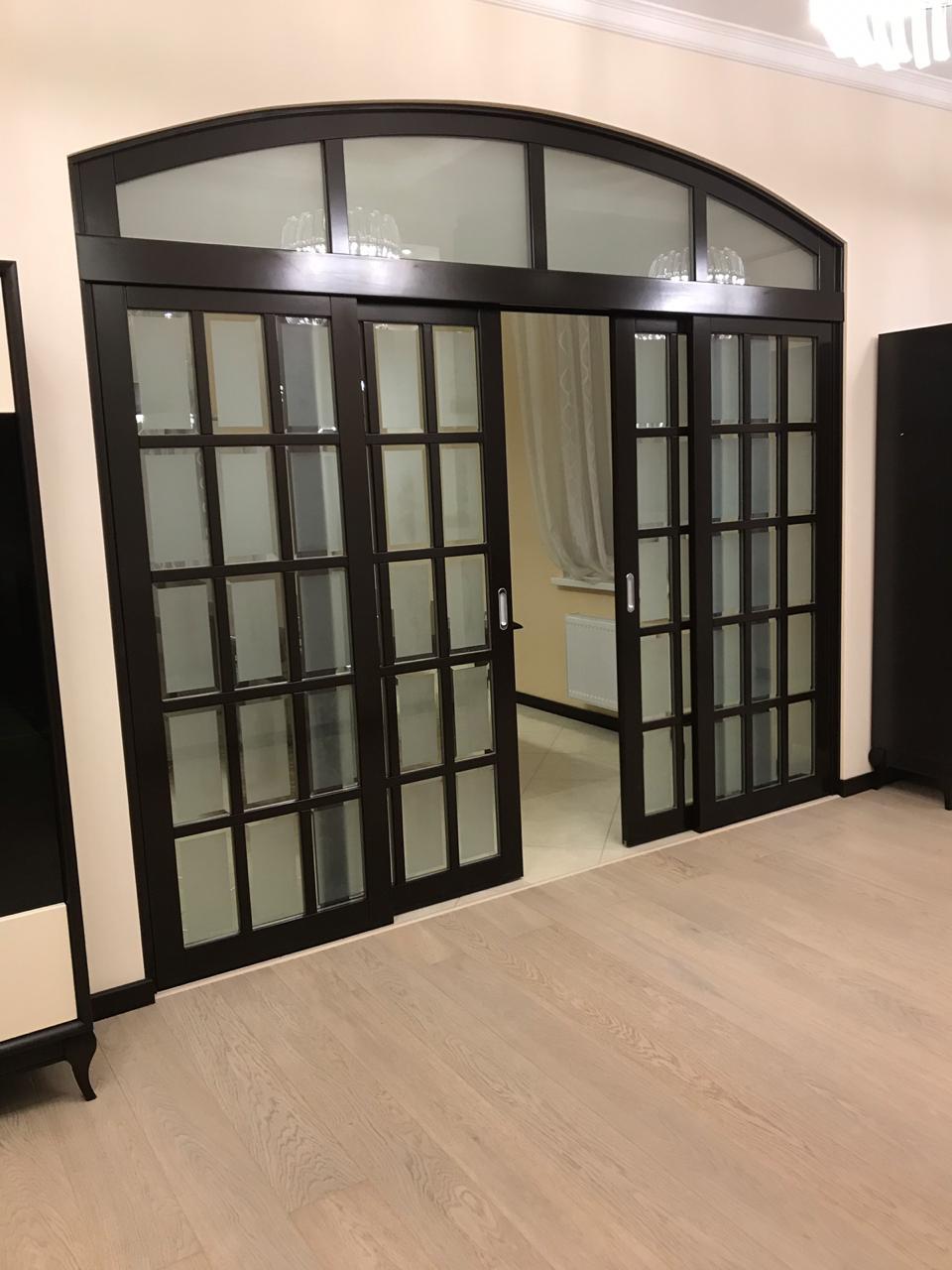 Элегантные раздвижные двери с аркой