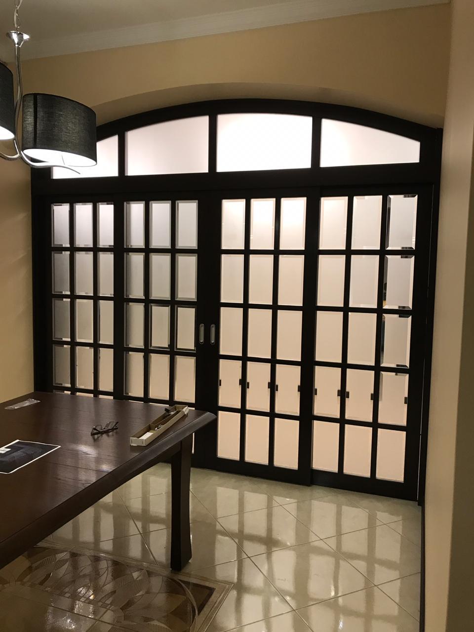 Элегантные раздвижные двери с аркой