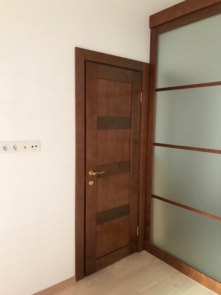 Деревянная дверь и перегородка