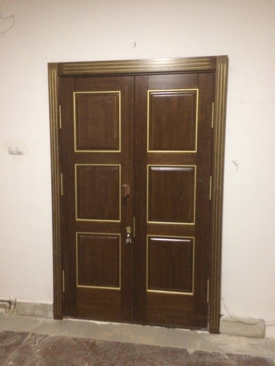 Двойные деревянные двери