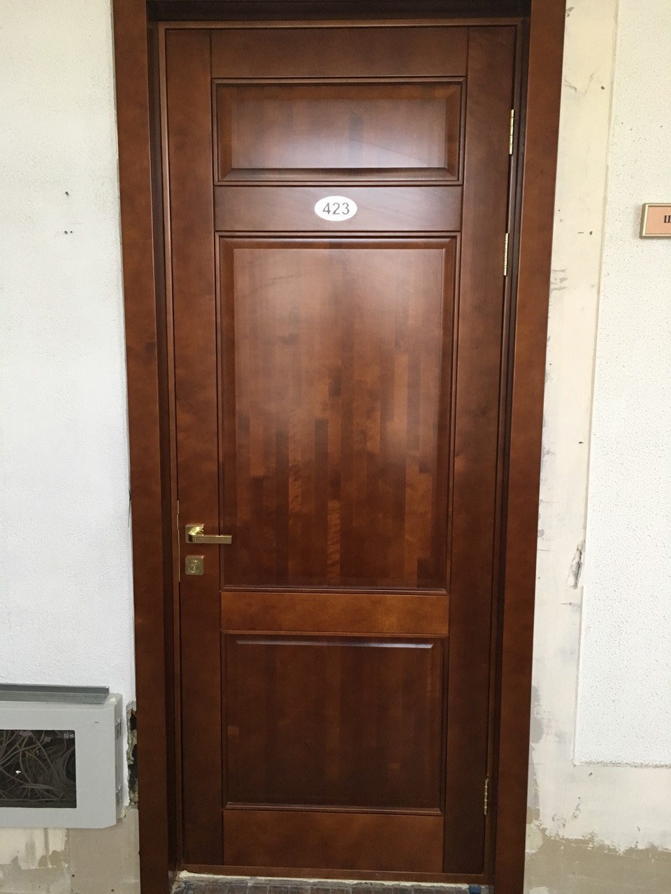 Элегантная деревянная дверь