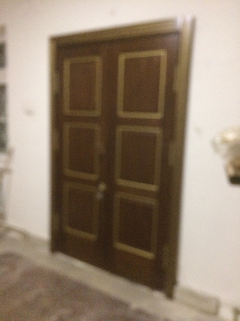 Деревянная дверь с панелями