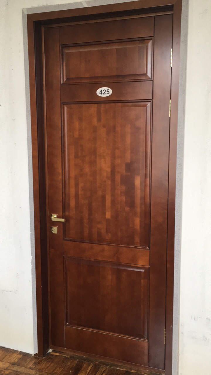 Элегантная деревянная межкомнатная дверь