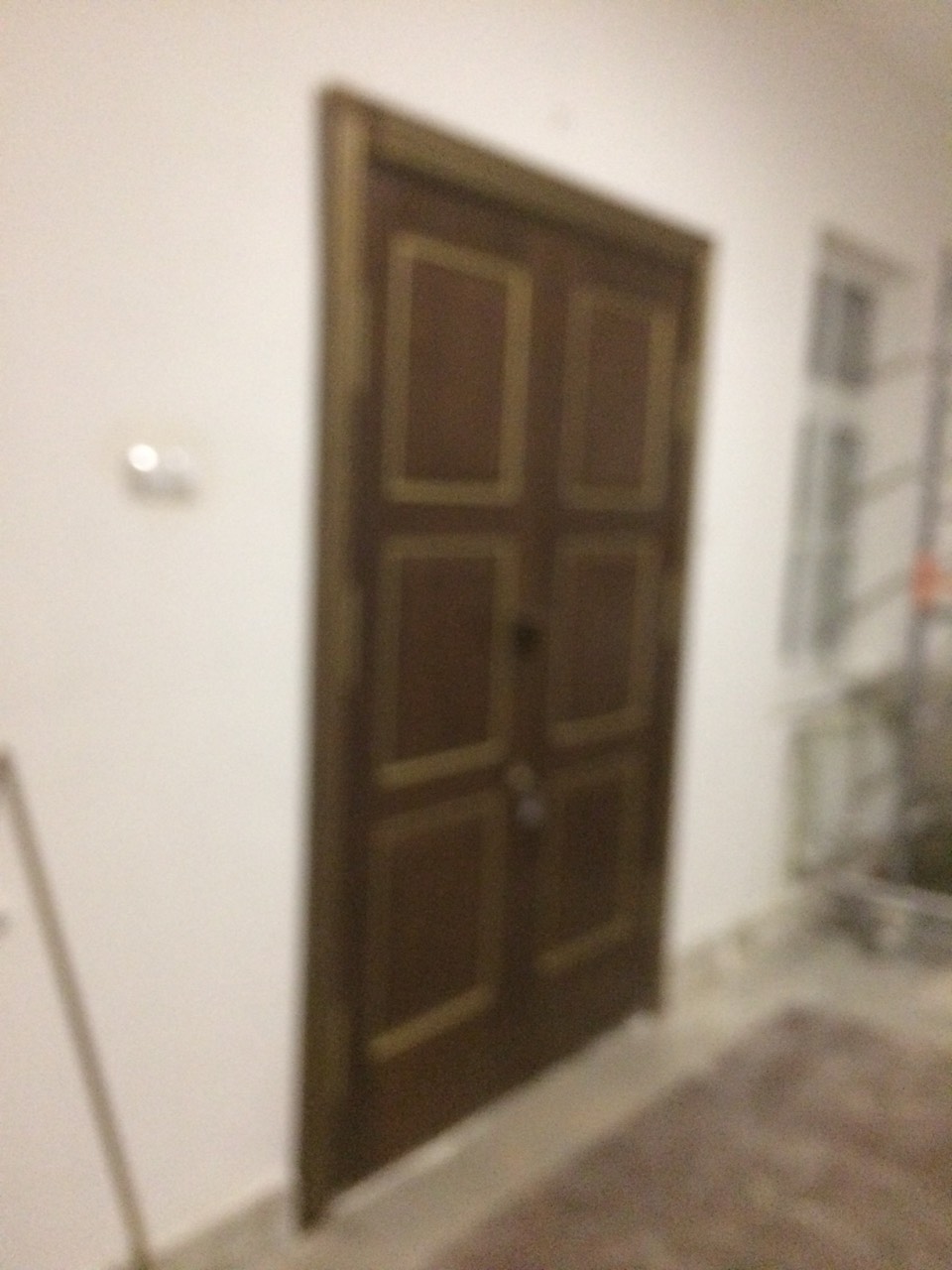 Деревянная дверь с филенками